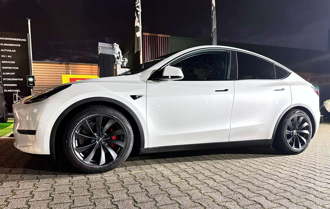 Tesla mit Felge RIAL Lugano